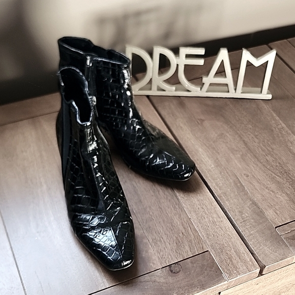 Bandolino croc embossed ankle boots - Picture 1 of 4